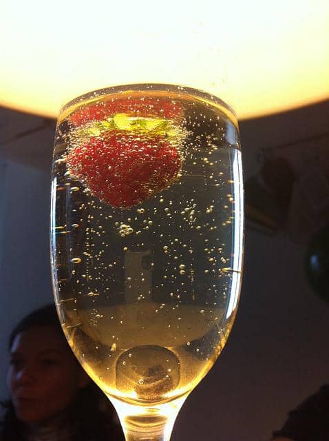 Prosecco vin i glas med frugt