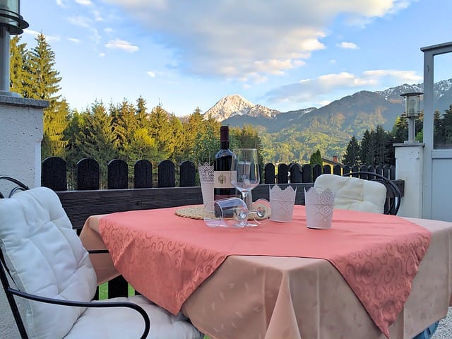 Østrigsk vin ved spisebordet